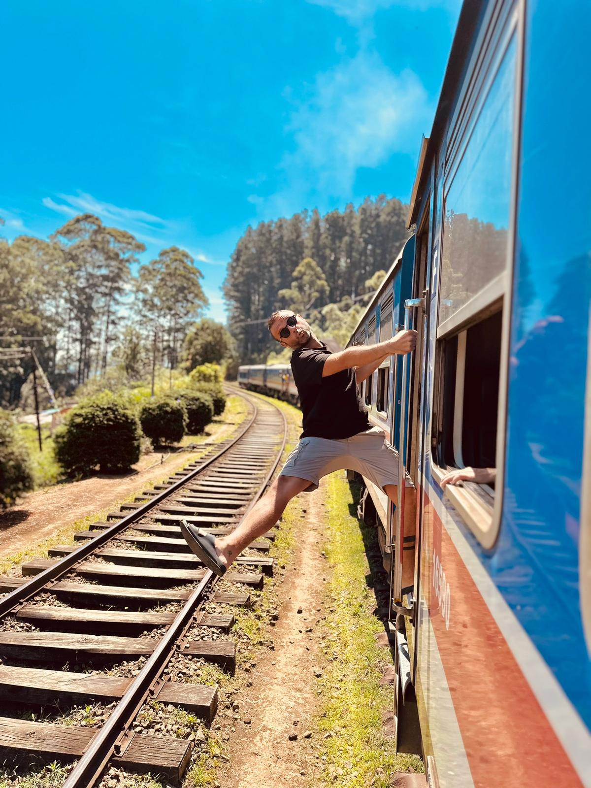Lorenzo appeso al treno in Sri Lanka